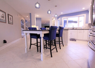 Cascade Kitchen Finish Spacious Kitchen with Island Seating